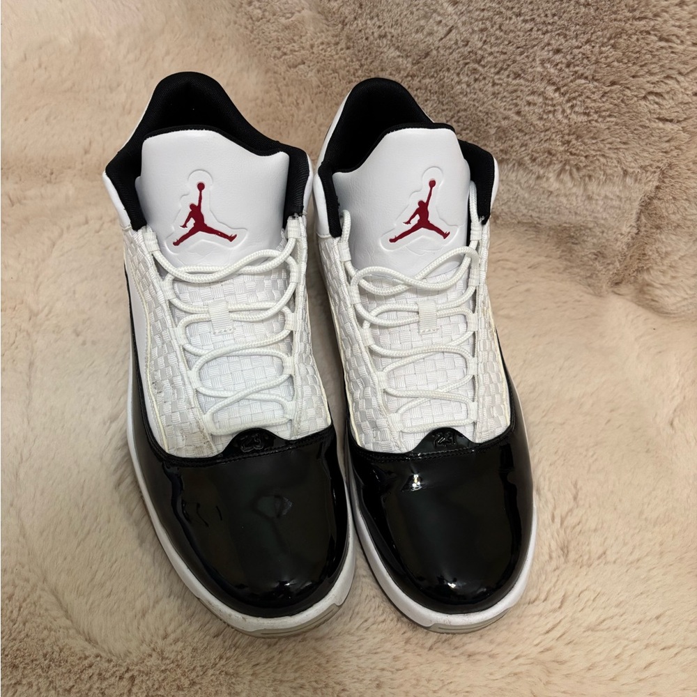 Nike Black and White Athletic Shoes Sleek Design